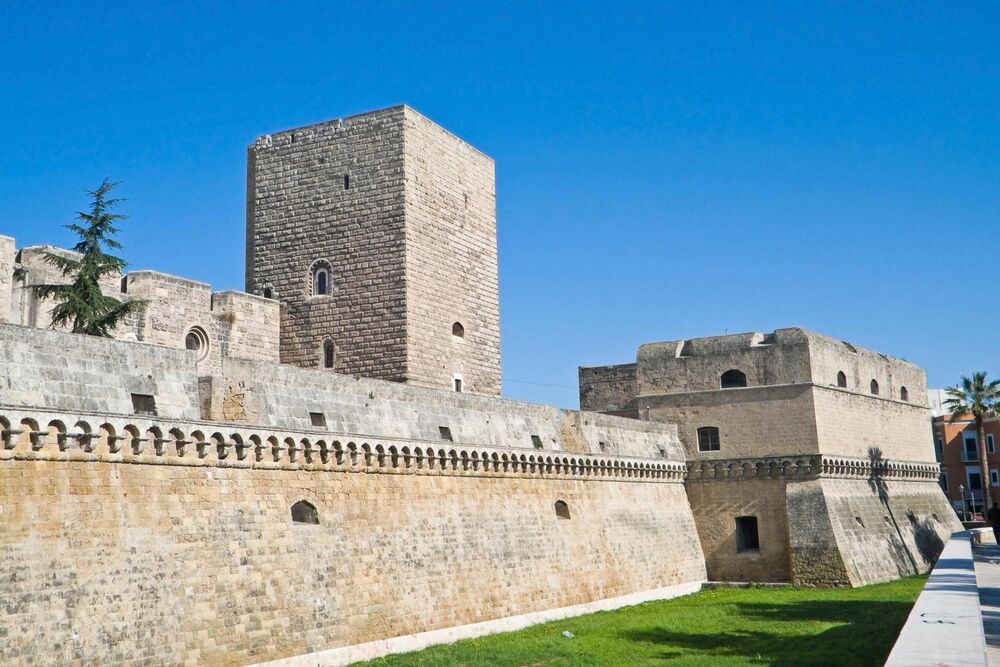 Итальянский замок Кастелло Свево (Castello Svevo)