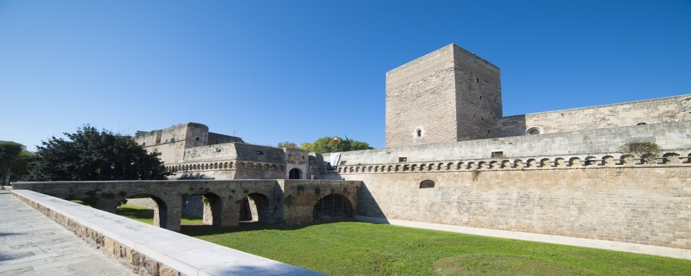 Итальянский замок Кастелло Свево (Castello Svevo)
