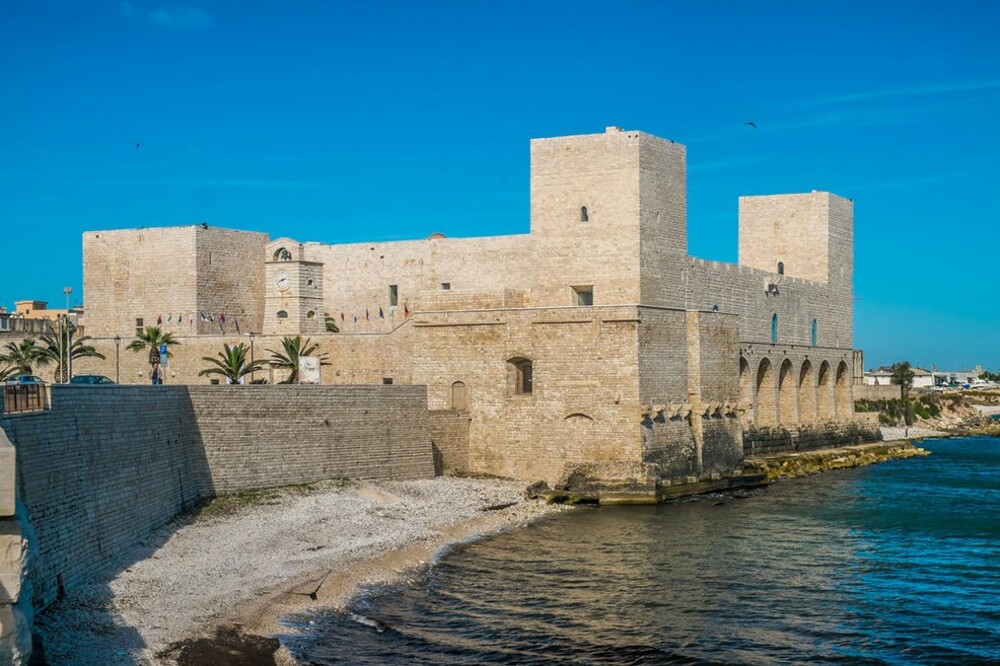 Итальянский замок Кастелло Свево (Castello Svevo)