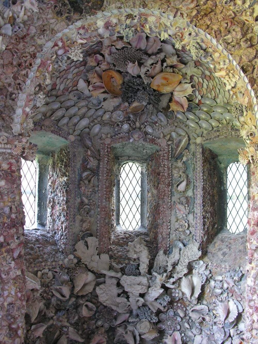Грот ракушек (Shell Grotto) – интригующая достопримечательность Великобритании